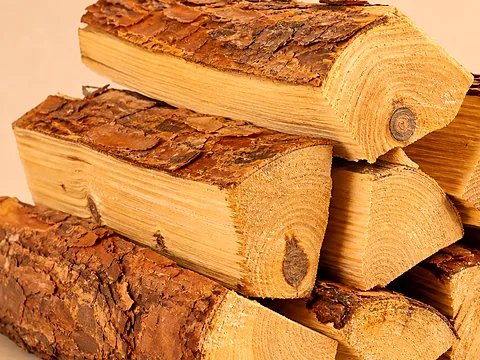 Дрова из лиственницы — крупный план торцов поленьев